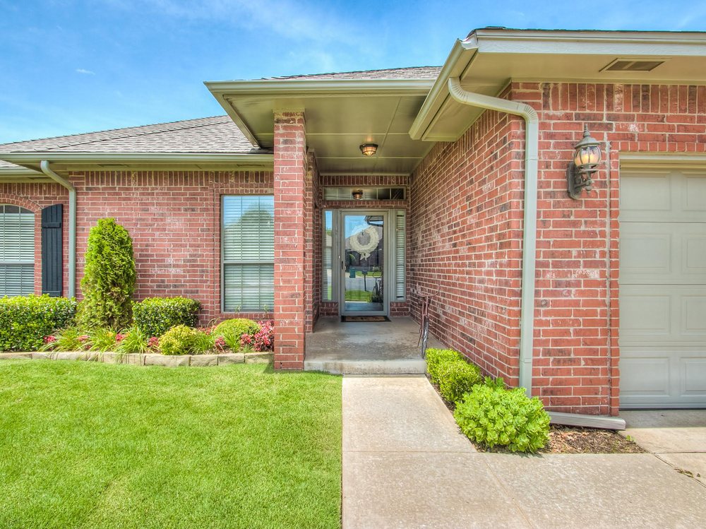 Photo of Leanne Toth - RE/MAX First