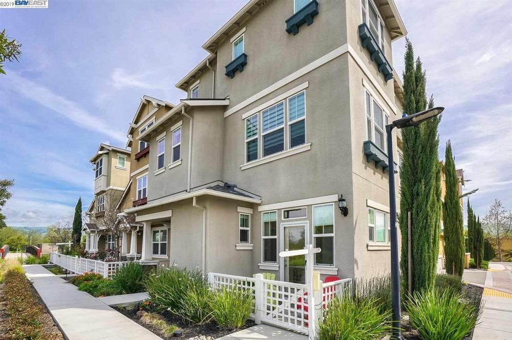 Photo of Mattie Wei-RE/MAX Accord Performing residential real estate in the Bay Area