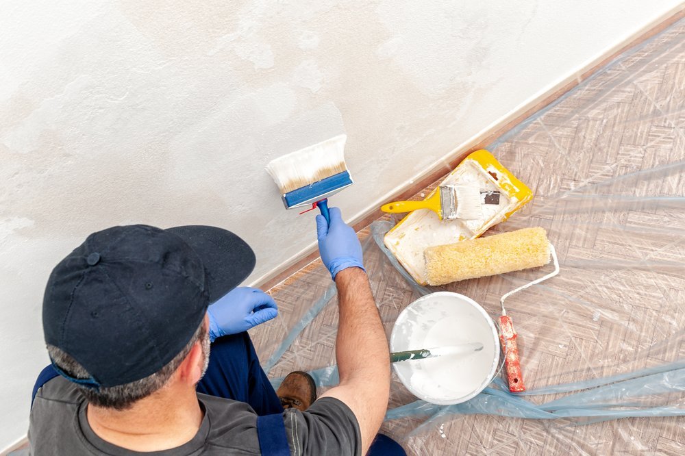Photo of Bob Peterson Painting