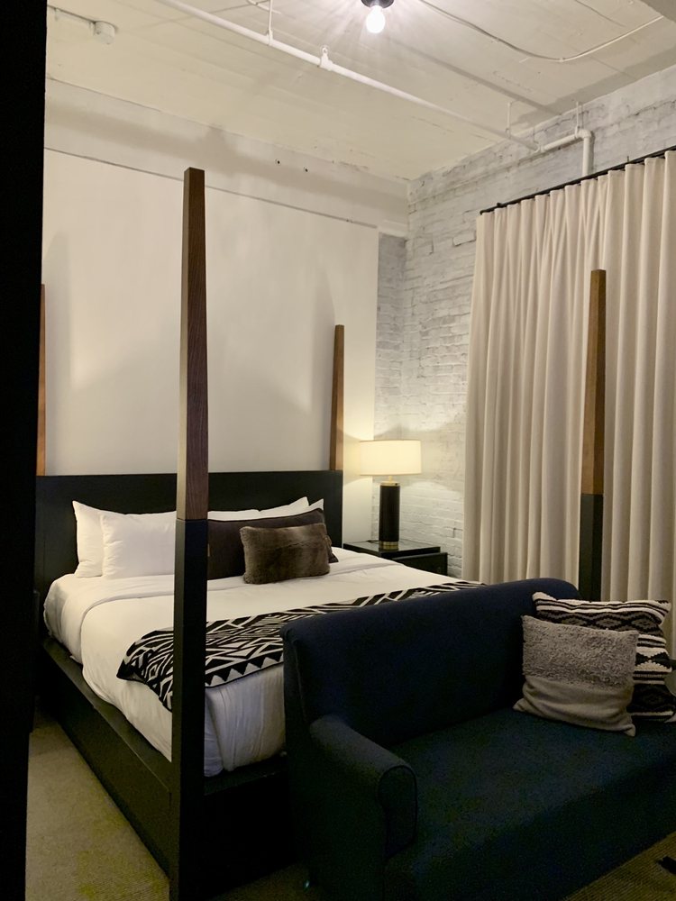 Photo of Crossroads Hotel
