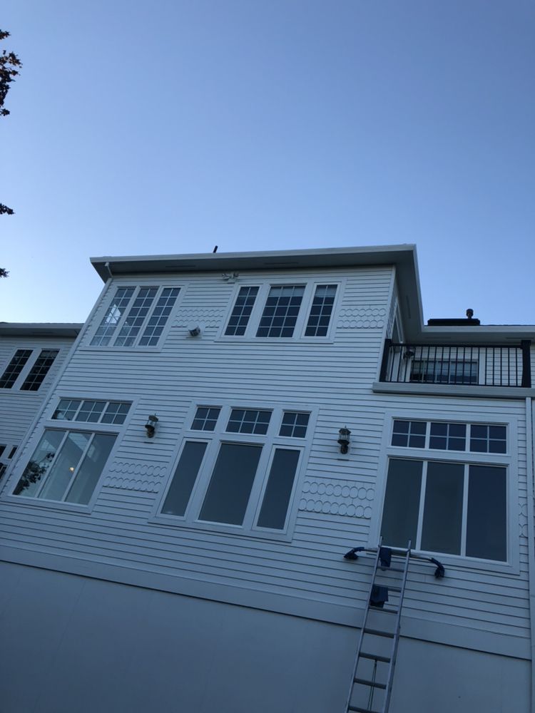 Photo of Diamond Window and Gutter Cleaning