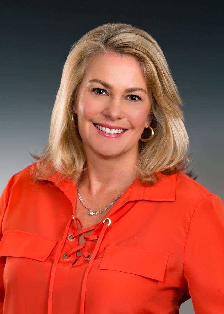 Photo of Lynn Muller- Helen Adams Realty