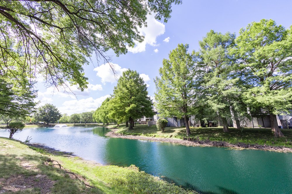 Photo of Woodlake Apartments in Indianapolis