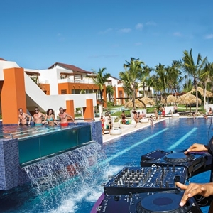 Photo of Larimar Travels