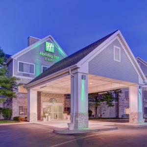 Photo of Holiday Inn & Suites Milwaukee Airport