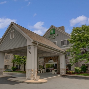 Photo of Holiday Inn & Suites Milwaukee Airport