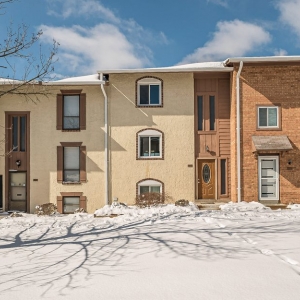 Photo of Laura MacDonald -Compass Realty Group
